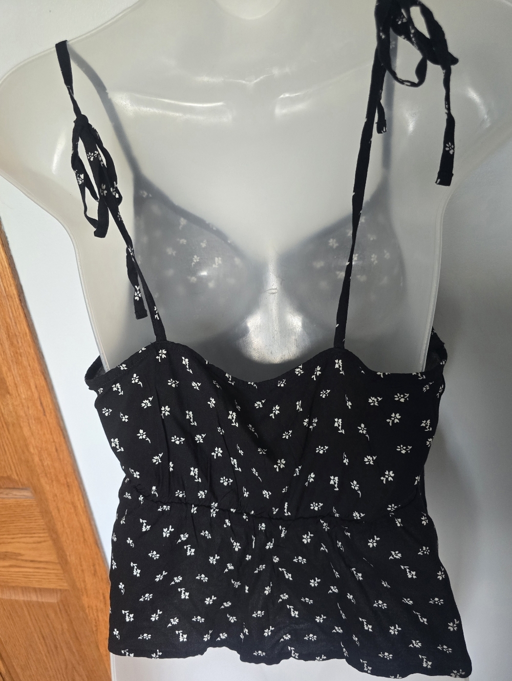 NWT Hollister tank topWomens size large Black And White Floral Tie Straps Floral - Picture 6 of 7